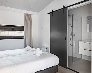 Stijlvolle badkamer in vakantiehuis Meadow 4, Zwartewaal, Voorne Putten. Moderne wastafel en spiegel in Zuid-Hollandse glamping lodge.