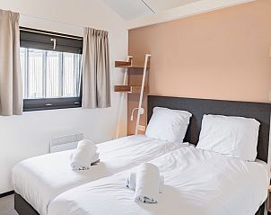 Comfortabele slaapkamer in vakantiehuis Sky 4, Zwartewaal, Voorne Putten, Zuid-Holland, met moderne inrichting en natuurlijke lichtinval.