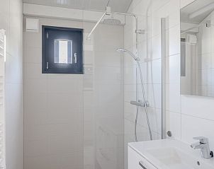 Sky 4 vakantiehuis in Zwartewaal, Voorne Putten biedt een moderne veranda met uitzicht op de natuur in Zuid-Holland.