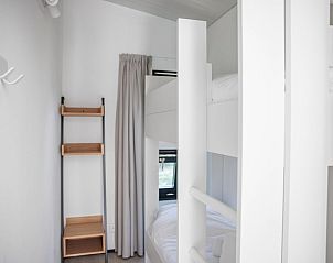 Geniet van de moderne veranda van vakantiehuis Meadow 6 in Zwartewaal, Voorne Putten, Zuid-Holland, omgeven door rustgevende natuur.