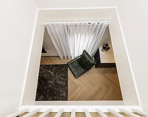 Interieur van vakantiehuis Sunset 6 in Zwartewaal, Zuid-Holland met moderne zithoek en stijlvolle inrichting.