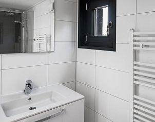 Moderne badkamer in vakantiehuis Sunset 6, Zwartewaal, Zuid-Holland. Geniet van comfort en stijl in Voorne Putten/Hoekse Waard.