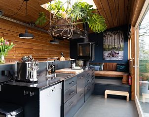 Vakantiehuis in Rotterdam, moderne keuken met houten interieur, vakantiehuis in Rotterdam eo, Zuid-Holland.