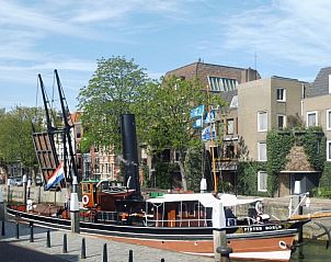 Historische boot in de buurt van All Exclusive Apartments Dordrecht, Zuid-Holland.