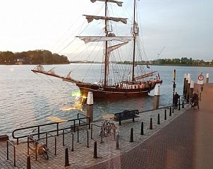 Imposant schip voor de kust van All Exclusive Apartments Dordrecht, Rotterdam omgeving.