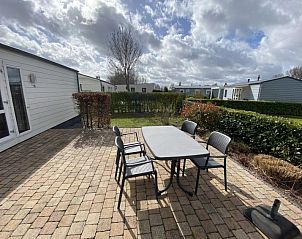 Vakantiehuis Berkel Sauna 4 terras in Dordrecht, Zuid-Holland, met buitenmeubilair en groene omgeving.