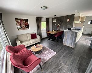 Stijlvolle woonkamer van Vakantiehuis Berkel Sauna 4 in Dordrecht, Rotterdam, met moderne inrichting.