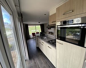 Moderne keuken in Vakantiehuis Berkel Sauna 4, Dordrecht, met uitzicht op de woonruimte en buiten.
