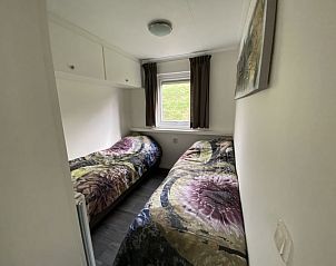 Gezellige tweede slaapkamer in Vakantiehuis Berkel Sauna 4, Dordrecht, met twee eenpersoonsbedden.