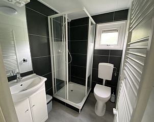 Moderne badkamer in Vakantiehuis Berkel Sauna 4, Dordrecht, Zuid-Holland, met douche en toilet.