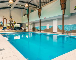 Overdekt zwembad bij EuroParcs Resort De Biesbosch, nabij Vakantiehuis Berkel Sauna 4 in Dordrecht.