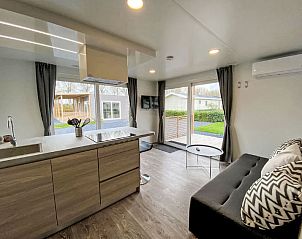 Moderne keuken in Vakantiehuis Cottage 4, Dordrecht, Rotterdam eo, Zuid-Holland met uitzicht op het terras.