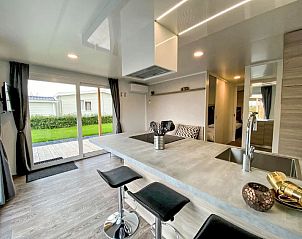 Stijlvolle binnenruimte van Vakantiehuis Cottage 4 in Dordrecht, Rotterdam eo, Zuid-Holland met open keuken.