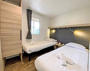 Slaapkamer met twee bedden in Vakantiehuis Cottage 4, Dordrecht, Rotterdam eo, Zuid-Holland voor een comfortabele nachtrust.