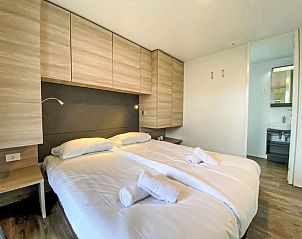 Hoofdslaapkamer in Vakantiehuis Cottage 4, Dordrecht, Rotterdam eo, Zuid-Holland met ruime opbergmogelijkheden.