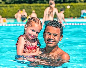 Kinderen spelen in de speeltuin bij Vakantiehuis Cottage 4, Dordrecht, Rotterdam eo, Zuid-Holland.