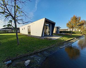 Just Nature 4 vakantiehuis in Dordrecht, Zuid-Holland, met moderne architectuur en uitzicht op water en groene omgeving.