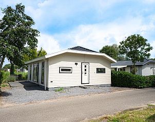 Hackfort 4 vakantiehuis in Dordrecht, Rotterdam eo, Zuid-Holland met moderne buitenkant en groene omgeving.