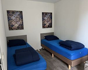 Tweede slaapkamer in Vakantiehuis L-Pavilion 6, Dordrecht, Rotterdam eo, Zuid-Holland met twee bedden.