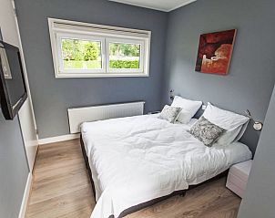 Comfortabele slaapkamer in Vakantiehuis Pavilion 6, Dordrecht, perfect voor ontspannen overnachtingen.