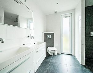 Moderne badkamer met douche in Vakantiehuis Pavilion 6, Dordrecht, perfect voor een vakantie in Zuid-Holland.