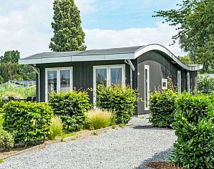 Vakantiehuis Pavilion 6 in Dordrecht, Zuid-Holland, omgeven door groene natuur en een grindpad.