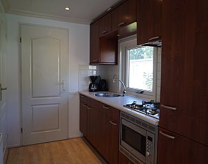 Moderne keuken in Chalet in Dordrecht, ideaal voor een vakantie in Rotterdam.