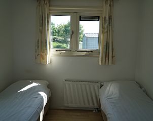 Twee eenpersoonsbedden in Chalet in Dordrecht, ideaal voor een vakantie in Rotterdam.