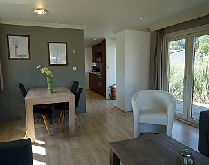 Eethoek en keuken in Chalet in Dordrecht, vakantiehuis in de regio Rotterdam.