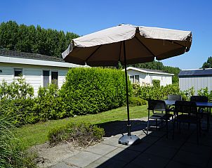 Zonnig terras met parasol bij Chalet in Dordrecht, gelegen in Rotterdam, Zuid-Holland.
