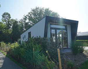 Vooraanzicht van Chalet in Dordrecht, omgeven door groene natuur in Rotterdam eo.