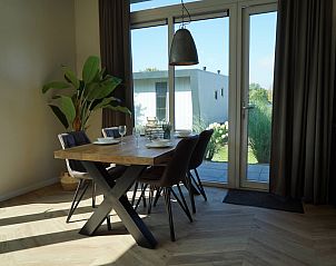 Eetruimte in Chalet in Dordrecht met uitzicht op de tuin in Rotterdam eo.