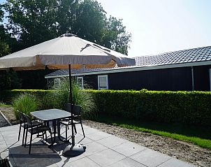 Terras met parasol bij Chalet in Dordrecht, vakantieaccommodatie in Zuid-Holland.