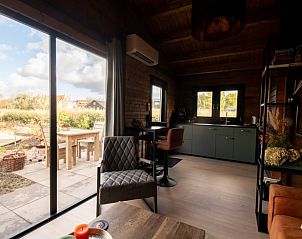 Gezellige binnenruimte van Huisje in Poortugaal, vakantiehuis in Rotterdam eo, met uitzicht op terras en tuin in Zuid-Holland.