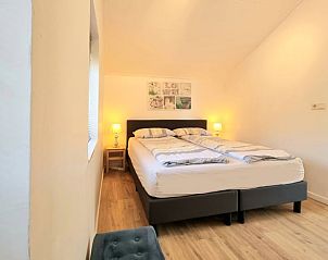 Ruime slaapkamer in Vakantiehuisje in Groesbeek, Rijk van Nijmegen, Gelderland met gezellige verlichting.