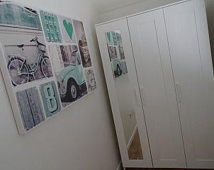 Moderne kledingkast in Vakantiehuisje in Groesbeek, Rijk van Nijmegen, Gelderland.