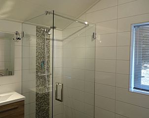 Stijlvolle badkamer met douche in Vakantiehuisje in Groesbeek, Rijk van Nijmegen, Gelderland.