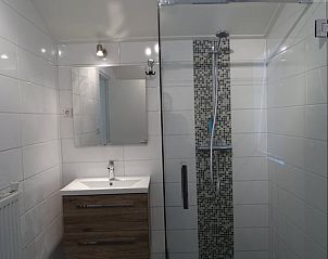 Moderne badkamer met glazen douchewand in Vakantiehuisje in Groesbeek, Rijk van Nijmegen, Gelderland.