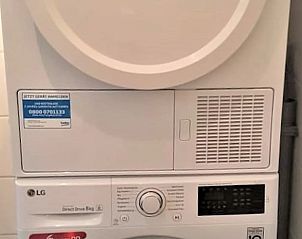 Praktische wasruimte in Vakantiehuisje in Groesbeek, Rijk van Nijmegen, Gelderland met wasmachine.