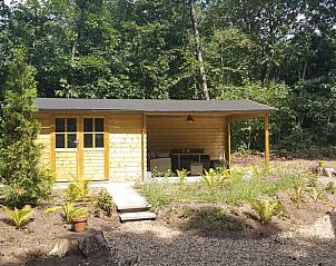 Gezellige veranda bij Vakantiehuisje in Groesbeek, Rijk van Nijmegen, Gelderland met houten afwerking.