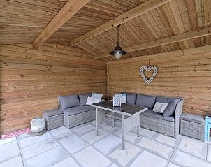 Comfortabele zithoek op veranda in Vakantiehuisje in Groesbeek, Rijk van Nijmegen, Gelderland.