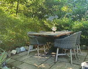 Buiten dineren in de groene omgeving van vakantiehuisje in Groesbeek, Rijk van Nijmegen, Gelderland.