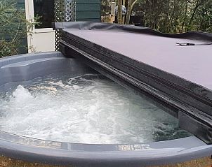 Bubbelende jacuzzi voor ontspanning bij vakantiehuisje in Groesbeek, gelegen in het serene Rijk van Nijmegen, Gelderland.