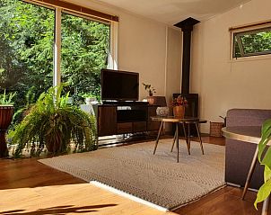 Lichte woonruimte van vakantiehuisje in Groesbeek, met uitzicht op de natuur in het Rijk van Nijmegen, Gelderland.