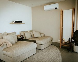 Luxe bank in de woonkamer van Vakantiehuis in Wijchen, Rijk van Nijmegen.