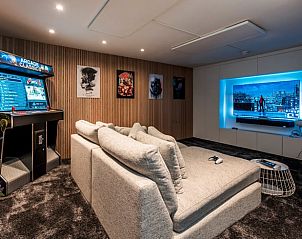 Speelkamer met comfortabele banken in Vakantiehuis in Wijchen, Gelderland.