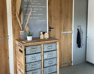 Rustieke kast in Huisje in Alverna, vakantiehuis in Rijk van Nijmegen, Gelderland, met decoratieve accessoires.