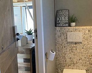 Stijlvolle toiletruimte in Huisje in Alverna, vakantiehuis in Rijk van Nijmegen, Gelderland.