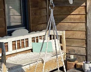 Gezellig terras met bank in Huisje in Alverna, vakantiehuis in Rijk van Nijmegen, Gelderland.