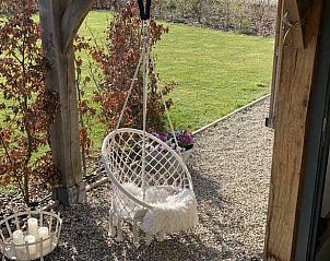Hangstoel op veranda van Huisje in Alverna, vakantiehuis in Rijk van Nijmegen, Gelderland.